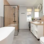Beautiful & Spacious 2 Bedroom Mickiewicza By Renters Puck